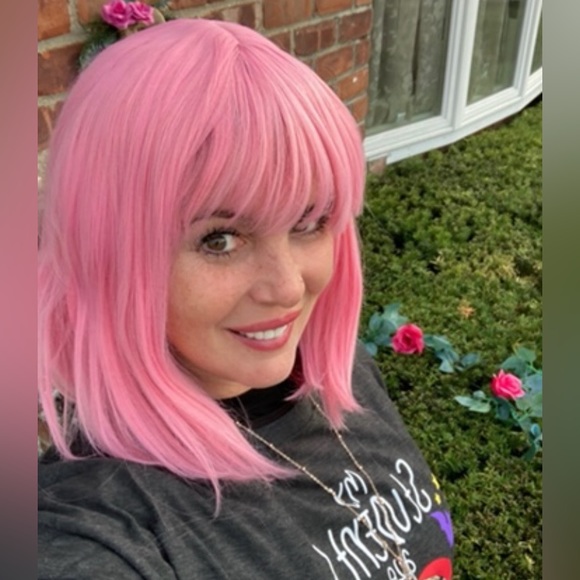 Fun pink bob style wig - Picture 3 of 3